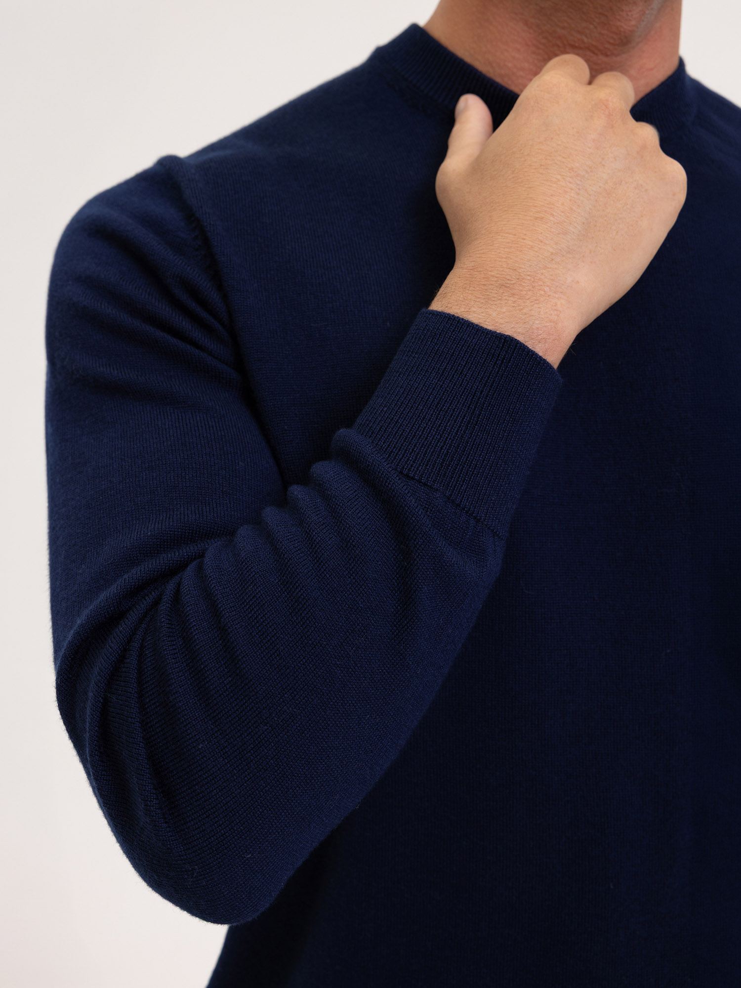 Granatowy sweter z wełny merino męski