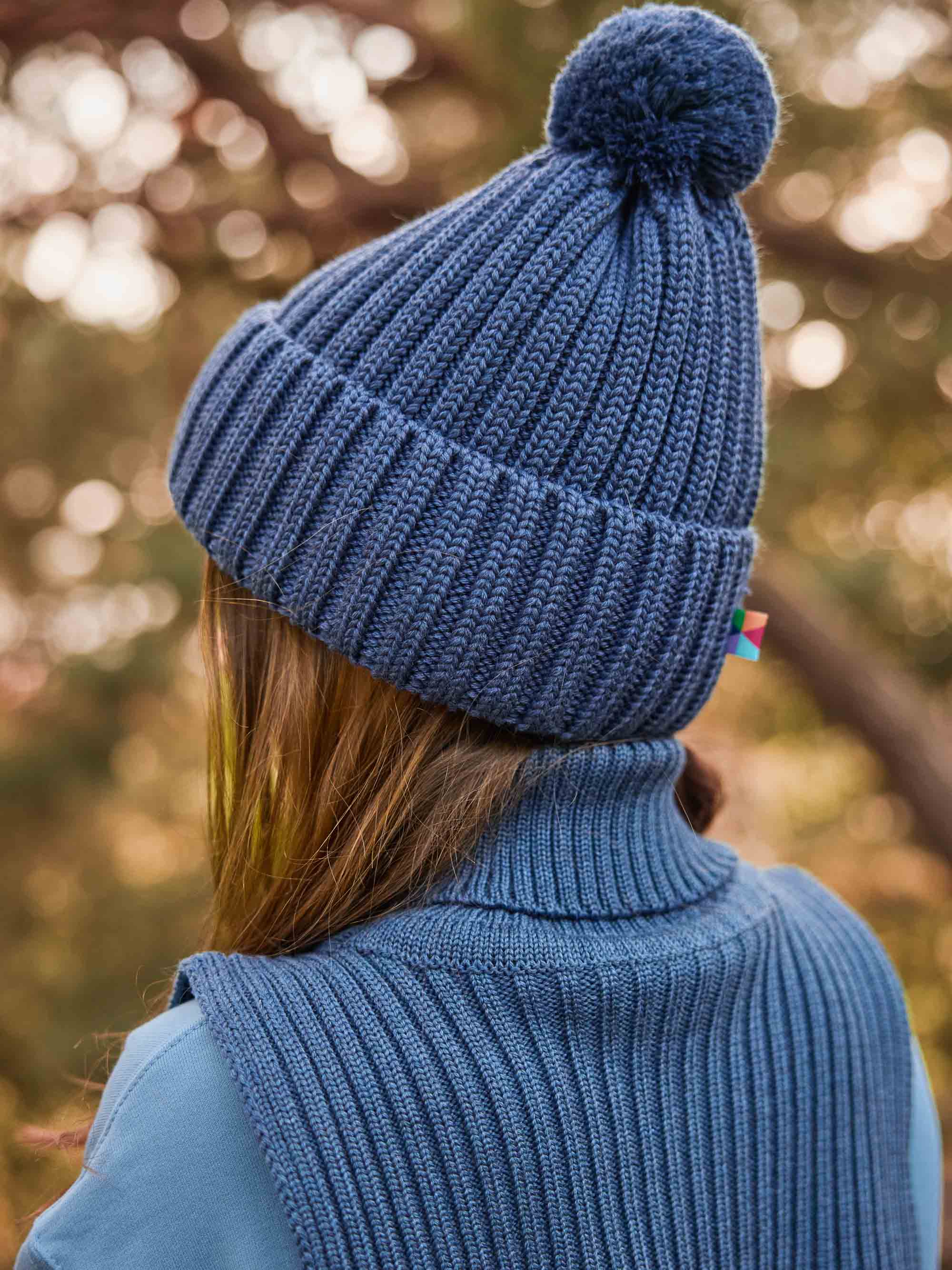 Granatowa czapka merino z pomponem
