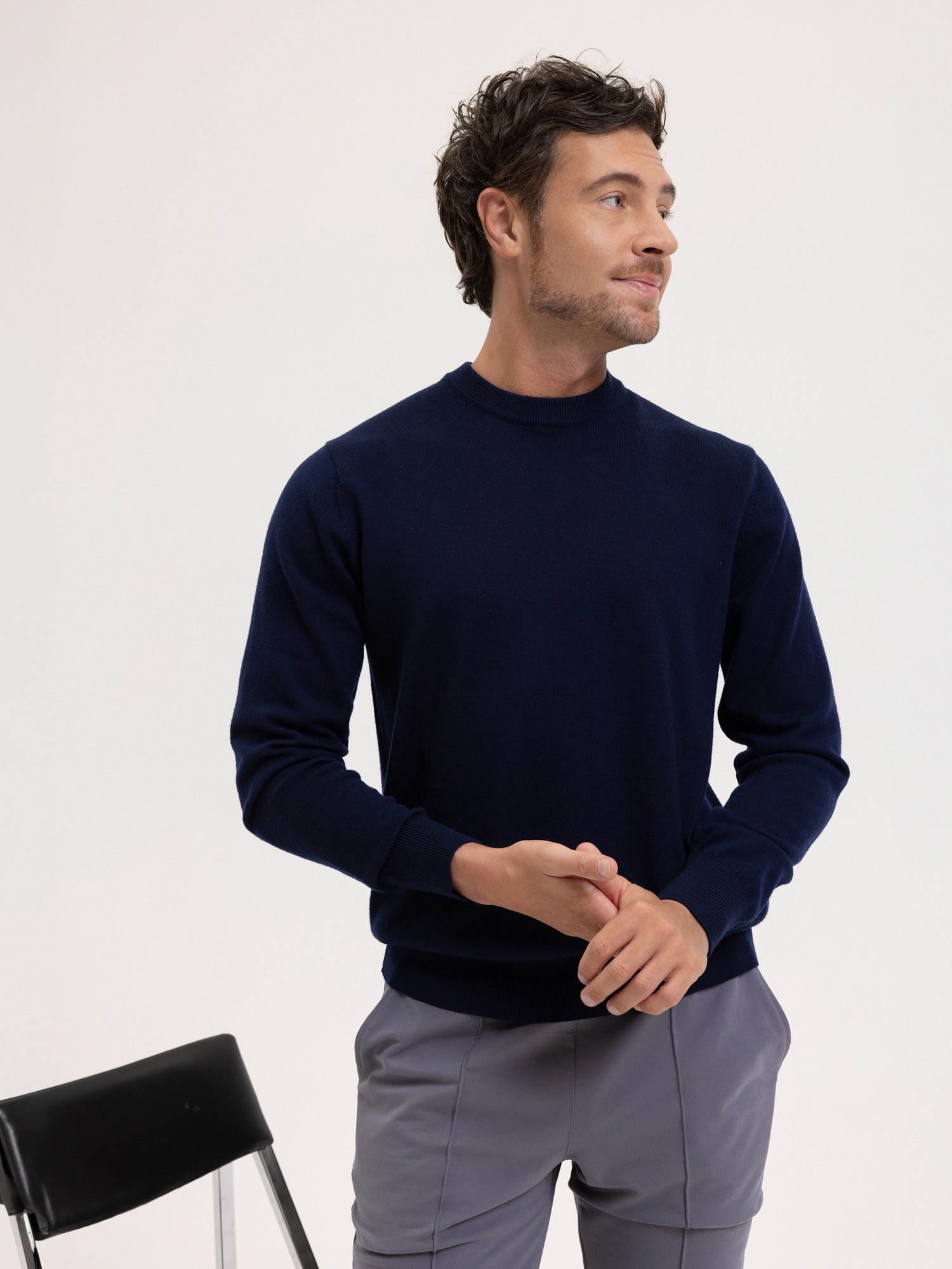 Granatowy sweter z wełny merino męski