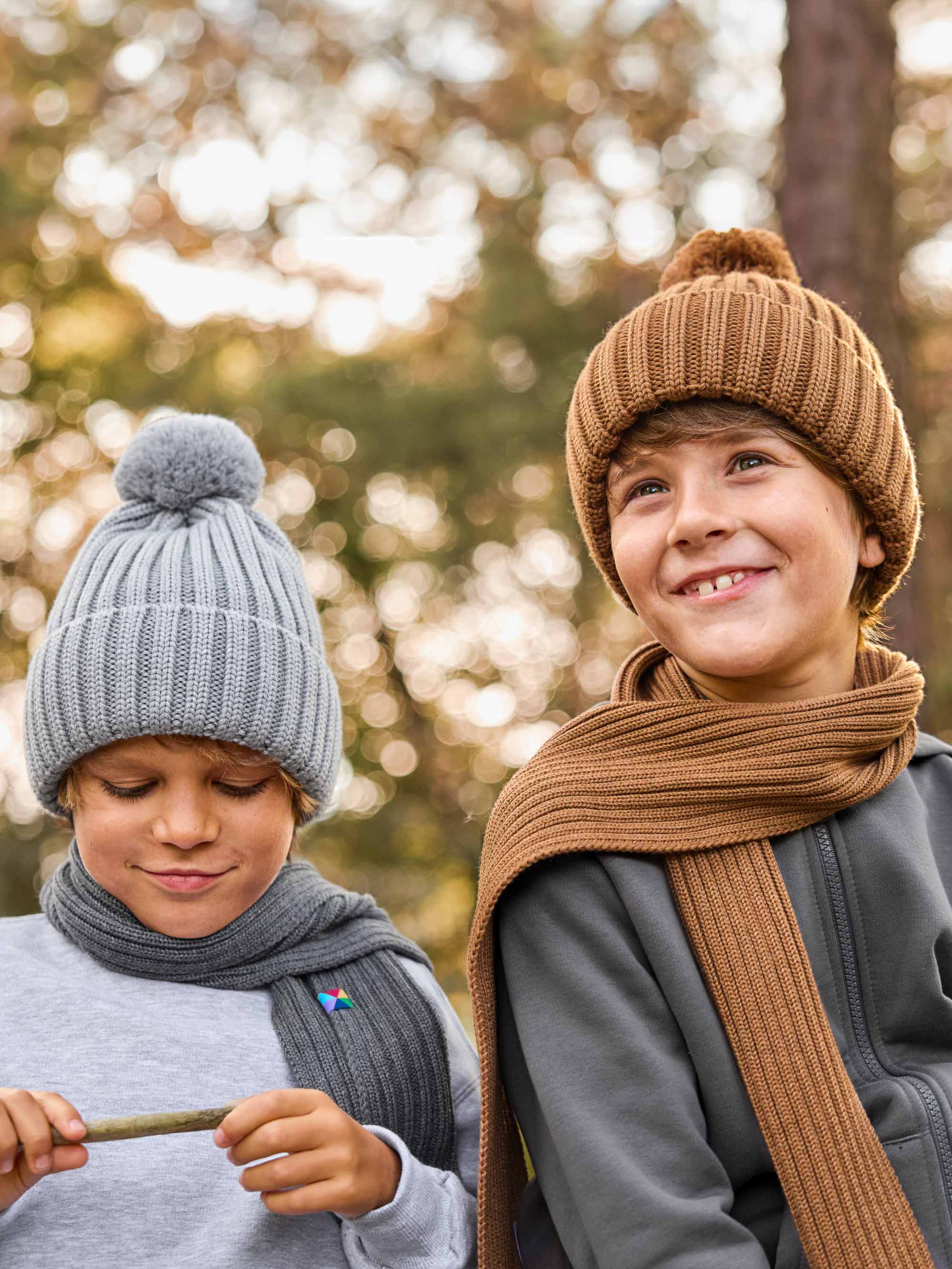 Szara czapka merino z pomponem
