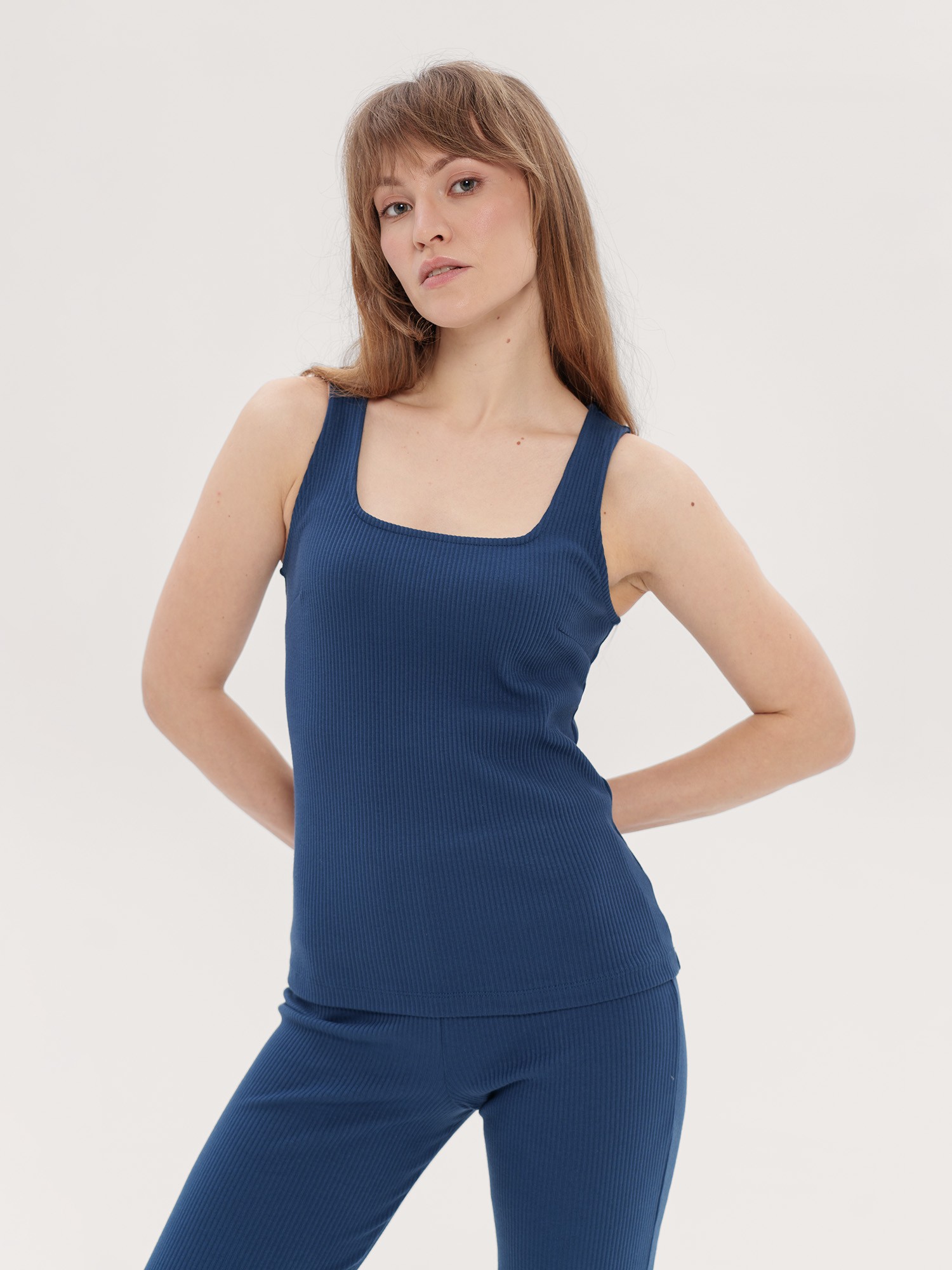 Niebiesko jeansowy top z dekoltem caro damski