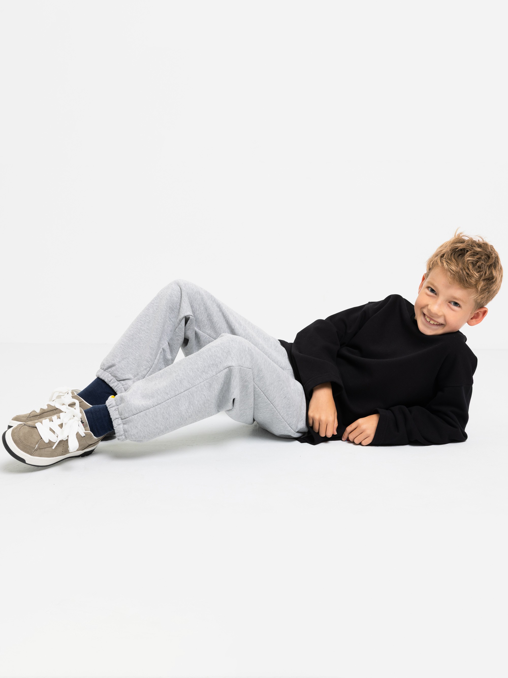Czarna bluza dresowa o prostym kroju Junior
