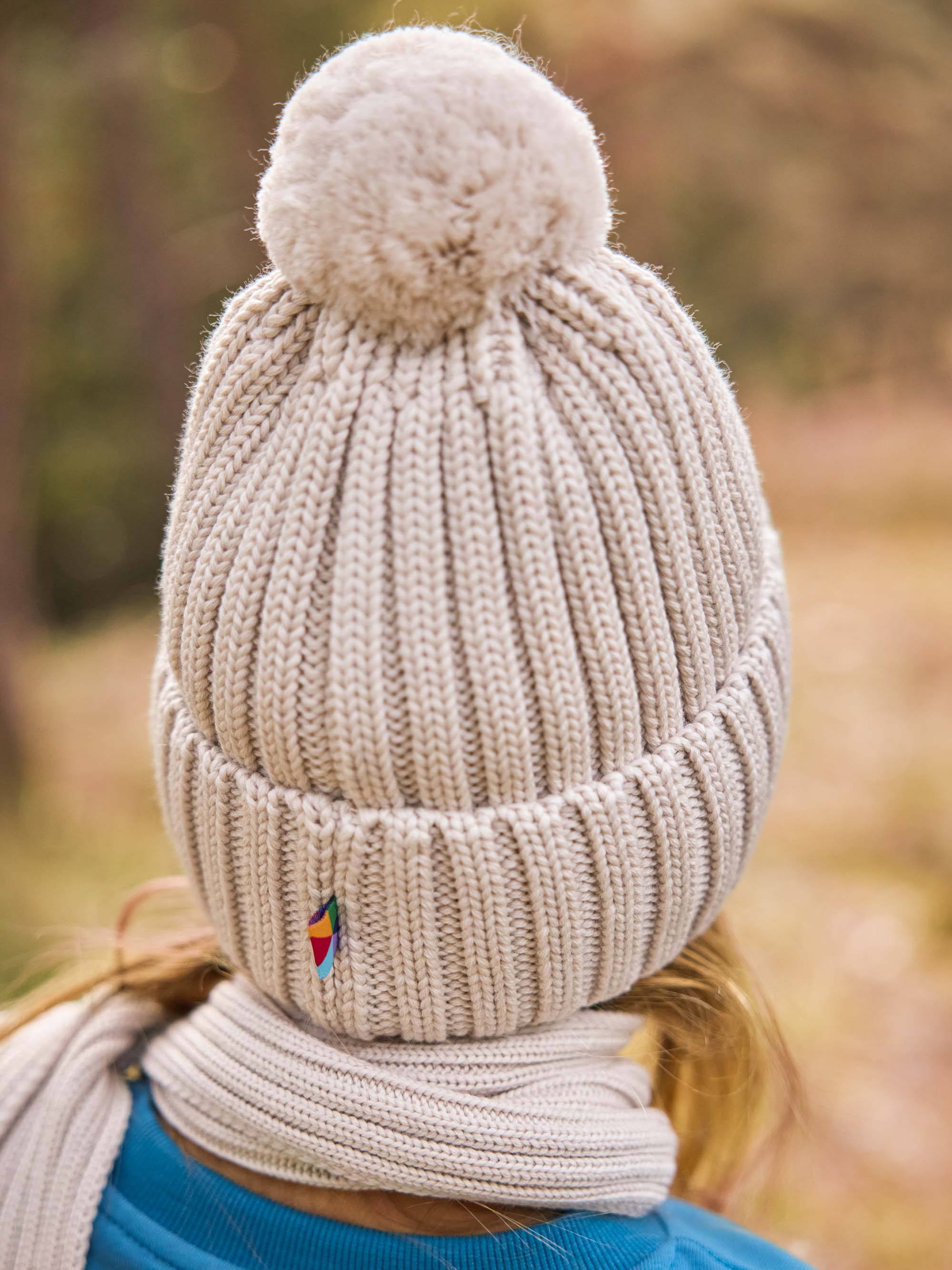 Jasnobeżowa czapka merino z pomponem
