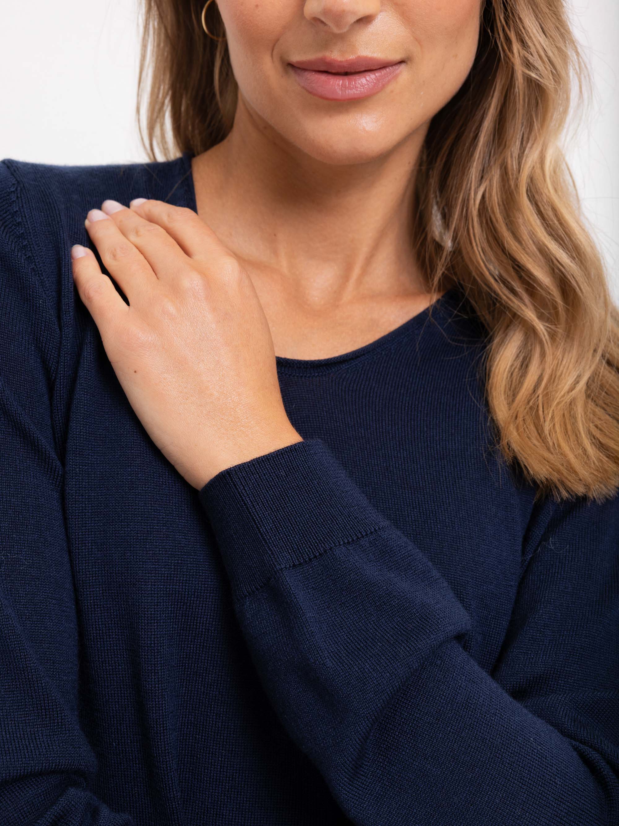 Granatowy sweter z wełny merino damski